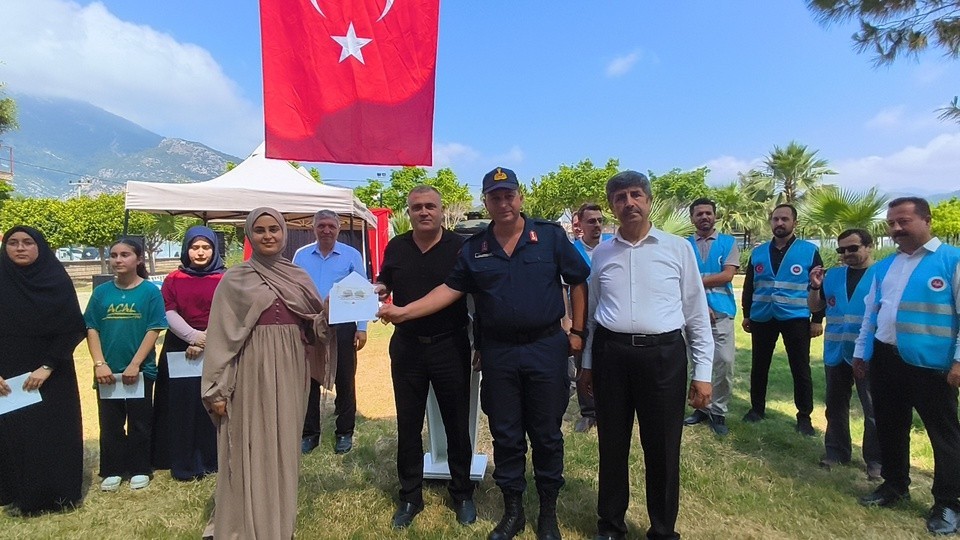 Anamur’da Umre ödüllü bilgi yarışması kazananları ödüllerini aldı Mersin’in Anamur ilçesinde, Diyanet İşleri Başkanlığı tarafından düzenlenen Umre Ödüllü