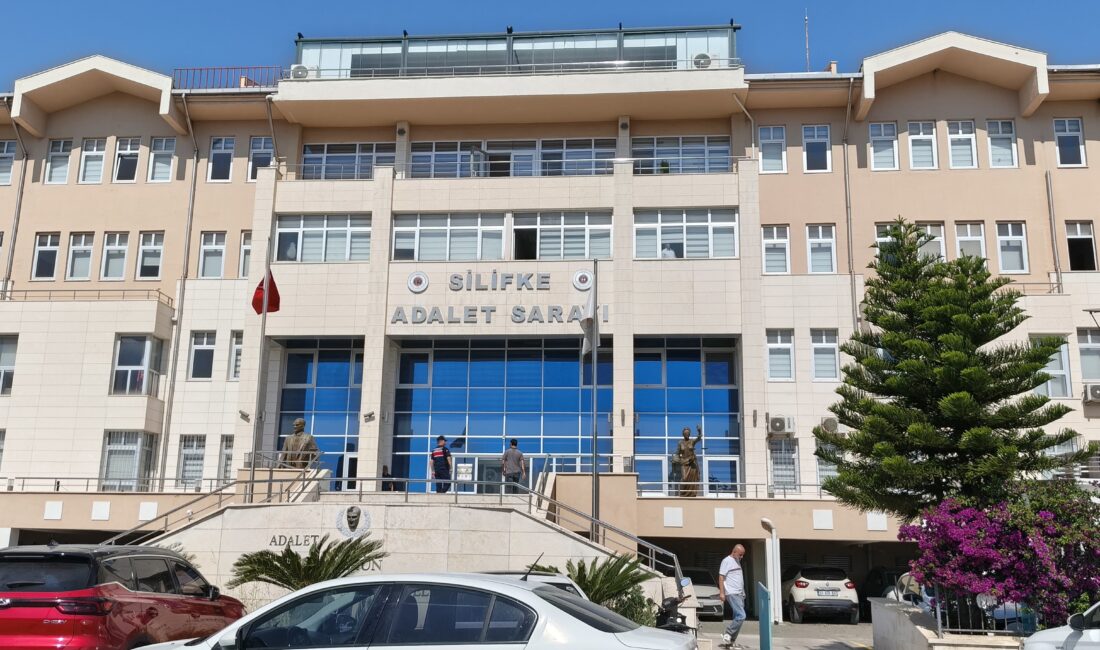 Silifke Belediyesi’ne yönelik operasyonda gözaltına alınan 19 şüpheli adliyeye sevk edildi Mersin‘in Silifke ilçesinde belediyeye yönelik yürütülen soruşturma kapsamında gözaltına alınan