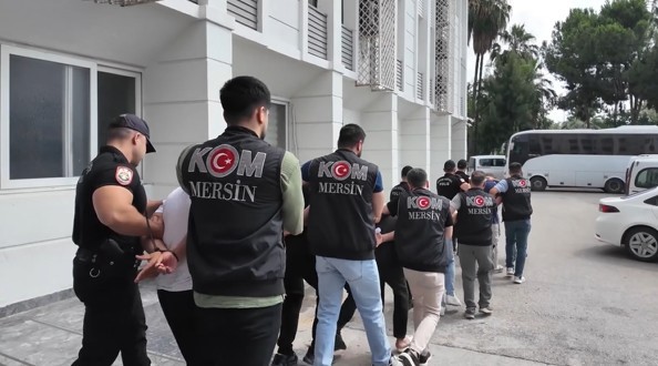 Mersin’de suç örgütüne yönelik operasyonda 16 tutuklama Mersin‘de silahlı yaralama, iş yeri kurşunlama, suç üstlenme, örgüte ait