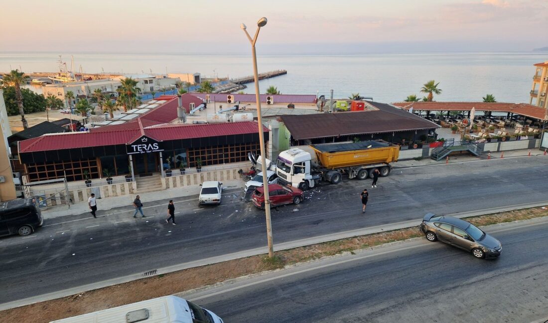 Kontrolden çıkan kamyon, park halindeki araçları biçti Mersin‘in Silifke ilçesinde meydana gelen trafik kazasında kontrolden çıkan bir