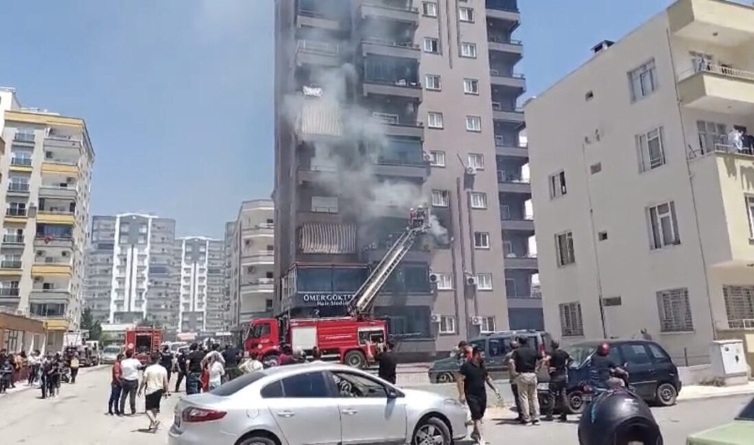 Mersin’de 10 katlı binada yangın: Sağlık ekipleri dumandan etkilenenlere müdahale etti Mersin‘in Erdemli ilçesinde 10 katlı bir apartmanda çıkan yangın paniğe