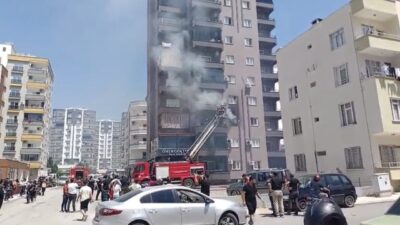 Mersin‘in Erdemli ilçesinde 10 katlı bir apartmanda çıkan yangın paniğe