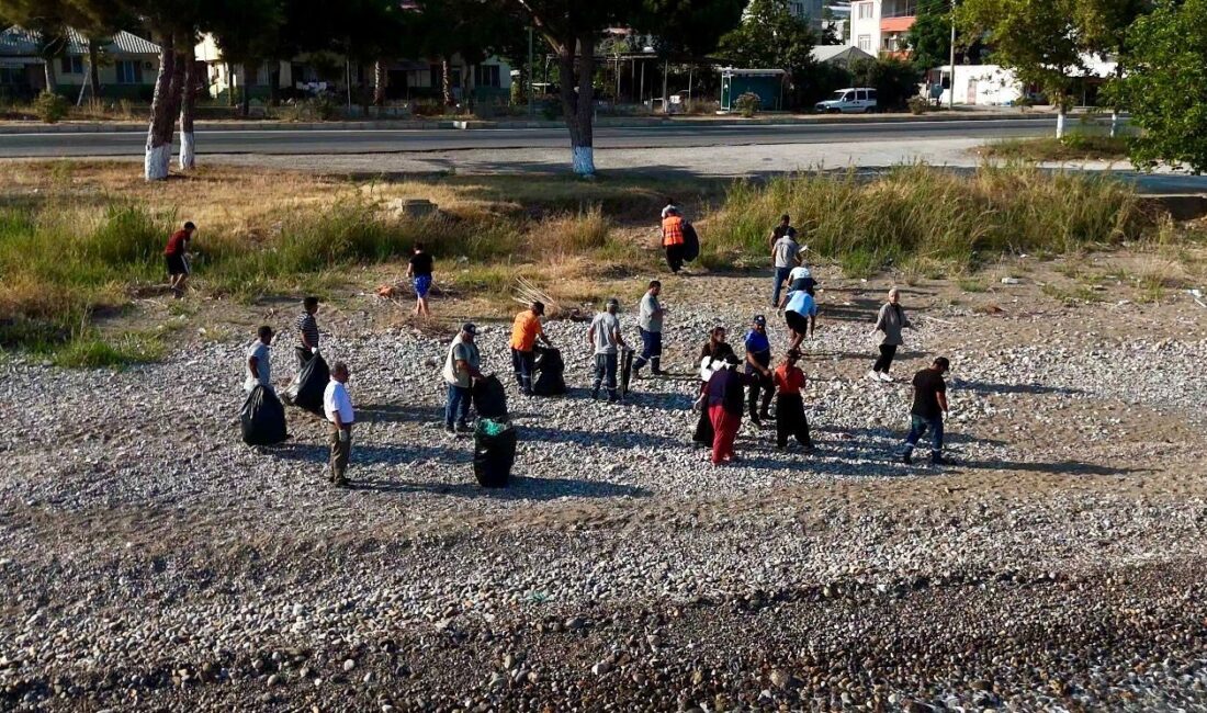 Mersin‘in Bozyazı ilçesinde duyarlı gençler, ‘Temiz çevre, temiz insan’ sloganıyla