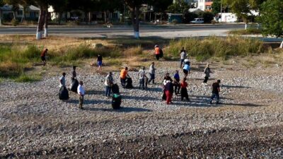 Mersin‘in Bozyazı ilçesinde duyarlı gençler, ‘Temiz çevre, temiz insan’ sloganıyla