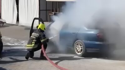 Mersin‘in Erdemli ilçesindeki sanayi sitesinde hareket halindeki bir otomobilde yangın