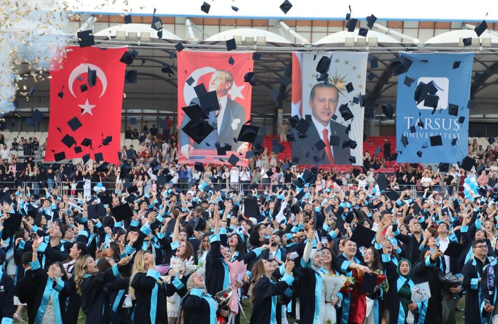 Tarsus Üniversitesinde 2026 Mezuniyet Heyecanı Yaşandı Tarsus Üniversitesinde lisans ve ön lisans eğitimini başarıyla tamamlayan 1.100 öğrenci