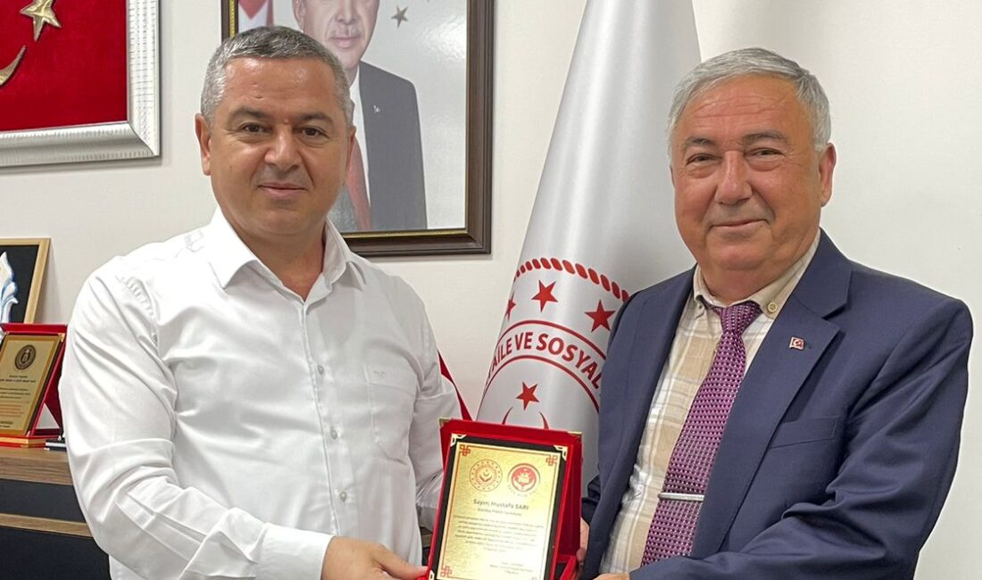 EFSANE MÜDÜR MUSTAFA SARI’YA PLAKET Mersin’de yıllarca sosyal hizmet alanında yürüttüğü projelerle adından söz ettiren