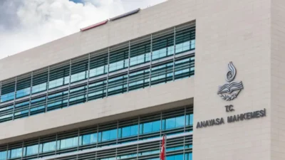 Anayasa Mahkemesi (AYM), boşanan eşe süresiz nafaka verilmesine ilişkin düzenlemeyi