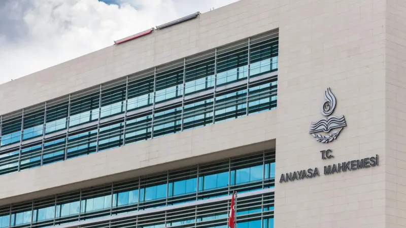 Anayasa Mahkemesi (AYM), boşanan eşe süresiz nafaka verilmesine ilişkin düzenlemeyi