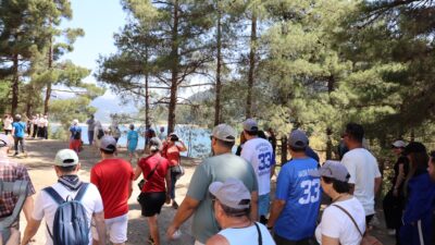 Toroslar Belediyesinin Güzelyayla’da (Kızılbağ) düzenlediği doğa yürüyüşü, yüzlerce doğaseveri temiz