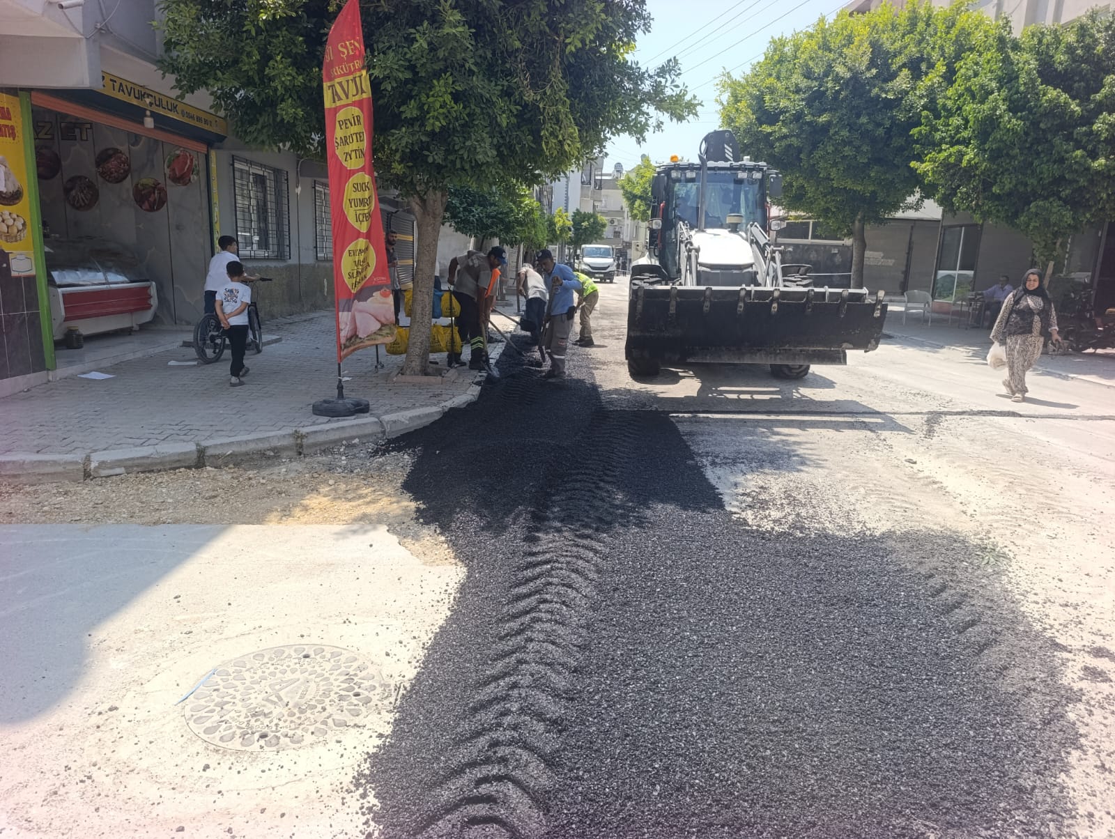 AKDENİZ’DE ALTYAPI ÇALIŞMALARI SONRASI BOZULAN YOLLAR ASFALT