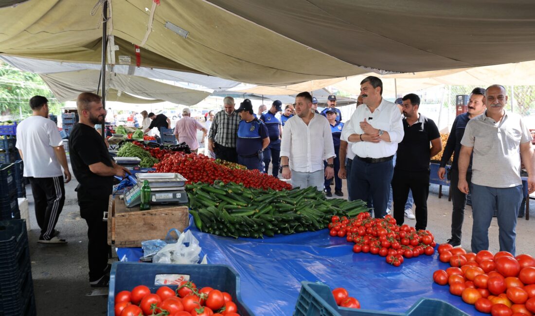 Toroslar Belediye Başkanı Abdurrahman Yıldız, Çağdaşkent Mahallesi’nde kurulan semt pazarını