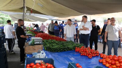 Toroslar Belediye Başkanı Abdurrahman Yıldız, Çağdaşkent Mahallesi’nde kurulan semt pazarını
