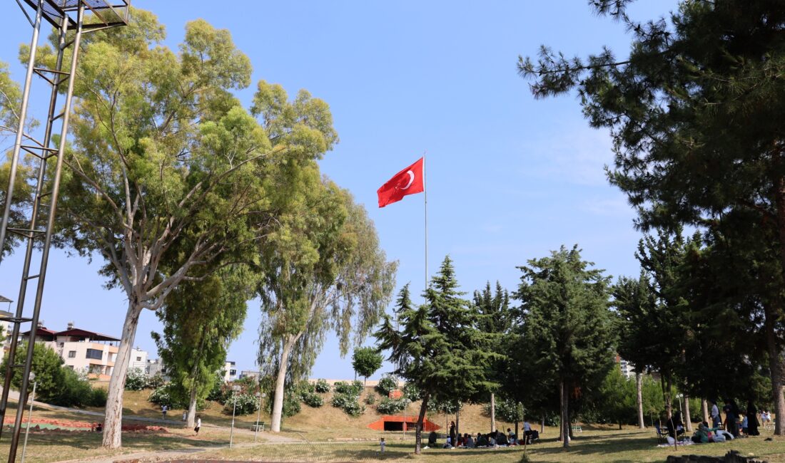 Toroslar Belediyesi, yaz mevsiminin başlamasıyla birlikte ilçe genelindeki park, bahçe