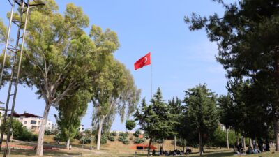 Toroslar Belediyesi, yaz mevsiminin başlamasıyla birlikte ilçe genelindeki park, bahçe