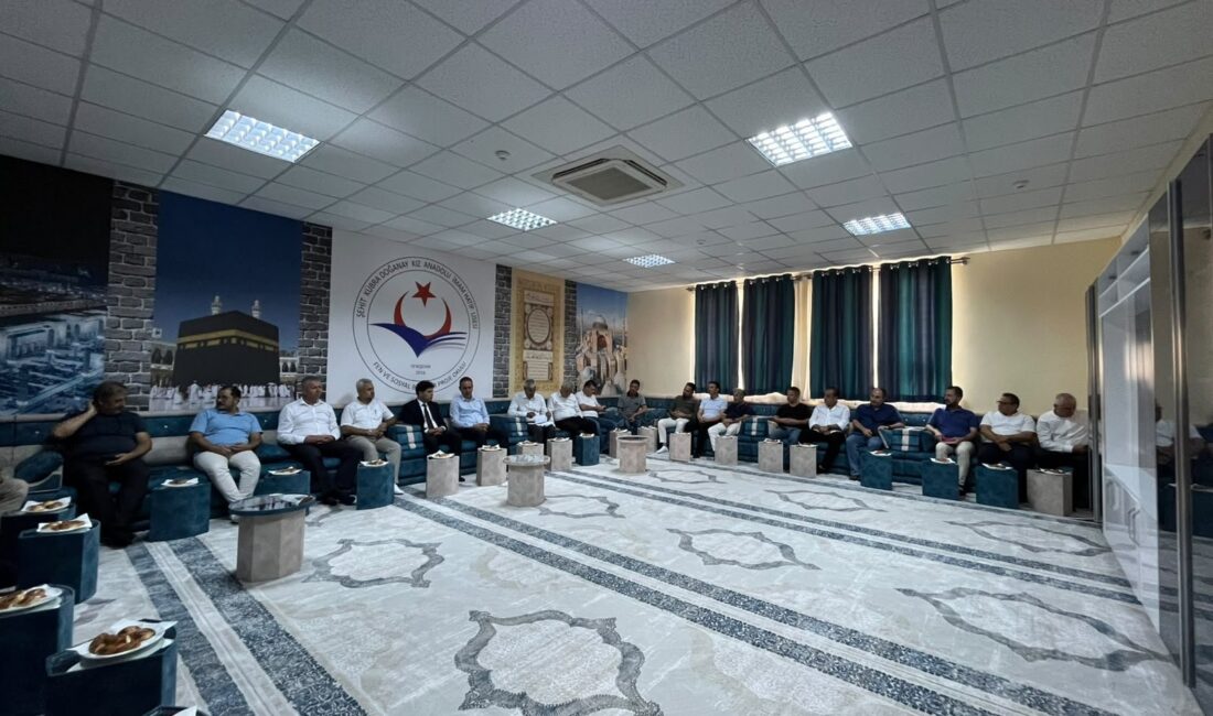 ÖZDEMİRCİ BAŞKANLIĞINDA, “LGS TERCİH DANIŞMA TOPLANTISI” DÜZENLENDİ İl Millî Eğitim Müdürü Muhammed Özdemirci başkanlığında, Yenişehir ilçesindeki ortaokul