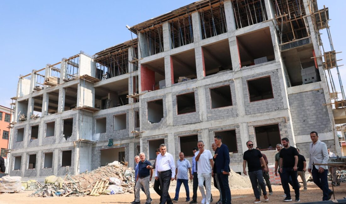 Vail Toros 24 derslikli lise inşaatında incelemelerde bulundu Mersin Valisi Atilla Toros, hayırsever Dr. Necip Öztürk tarafından yapımı