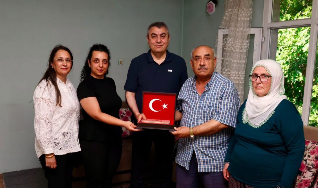 Vali Toros Ve Eşi Dudu İrem Toros’tan Şehit Ailelerine Ziyaret Mersin Valisi Atilla Toros ve eşi Dudu İrem Toros, Irak’ın