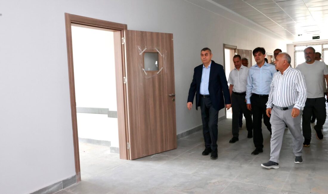 Mersin Valisi Atilla Toros, hayırsever Şeref Aydoğan ve ailesi tarafından