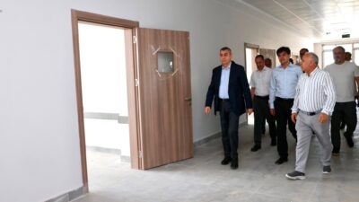 Mersin Valisi Atilla Toros, hayırsever Şeref Aydoğan ve ailesi tarafından