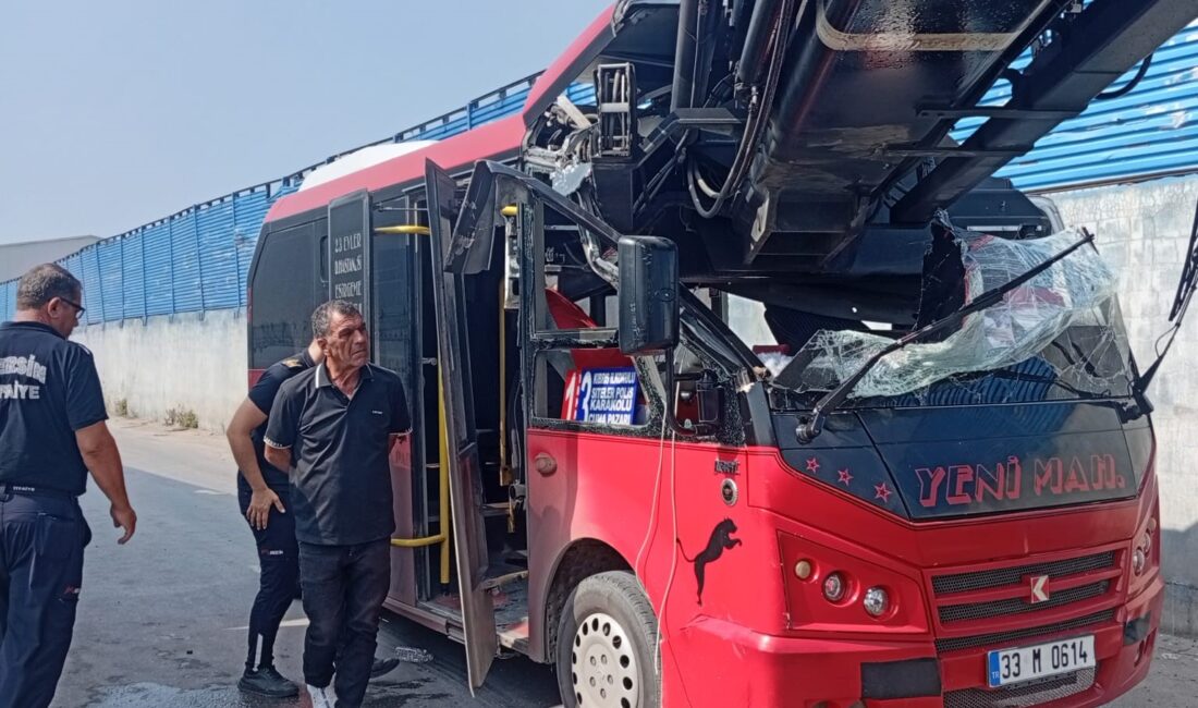 Mersin‘de yolcu minibüsü ile konteyner yükleme vincinin çarpıştığı kazada 1