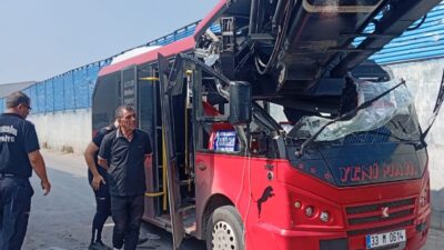Mersin‘de yolcu minibüsü ile konteyner yükleme vincinin çarpıştığı kazada 1