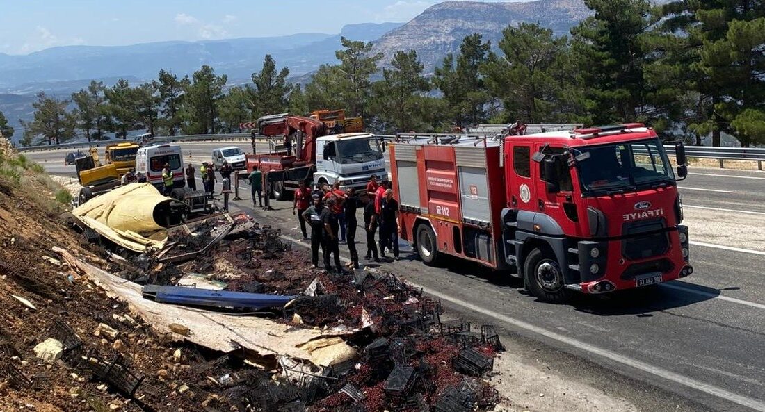 Mersin’in Mut ilçesinde sebze yüklü kamyon devrildi, sıkışan sürücü itfaiye