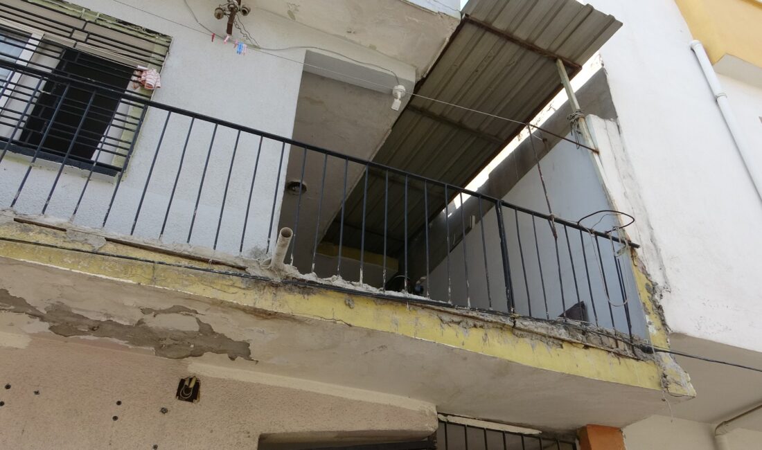 Annesi sokaktan korkarken, facia evlerinin balkonunda yakaladı Mersin‘de 1,5 yaşındaki çocuk, balkon demirlerine tutunduğu sırada, demirlere temas