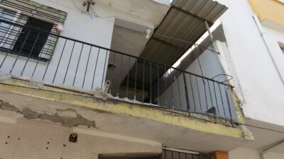 Annesi sokaktan korkarken, facia evlerinin balkonunda yakaladı Mersin‘de 1,5 yaşındaki çocuk, balkon demirlerine tutunduğu sırada, demirlere temas