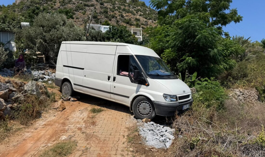 Mersin’de balkonda akıma kapılan 1,5 yaşındaki Yamaç yaşam mücadelesini kaybetti Mersin‘de evlerinin balkonunda elektrik akımına kapılarak ağır yaralanan 1,5 yaşındaki