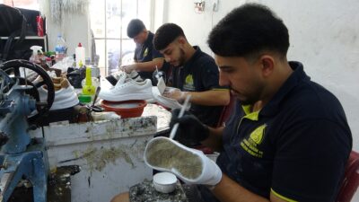 Mersin‘de babadan kalma ayakkabı tamirciliğini modern bir anlayışla sürdüren genç