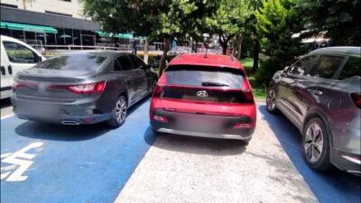 Mersin’de engelli rampası ve kaldırımı işgal eden 184 araca ceza Mersin’de polis ekiplerinin engelli rampaları, yaya geçitleri ve kaldırımları işgal