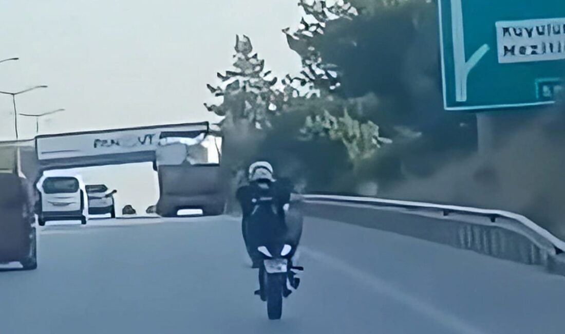 Mersin’de tek teker şov pahalıya patladı: 46 bin TL ceza kesildi Mersin’de otoyolda tek teker üzerinde motosiklet kullanarak akrobatik hareketlerle trafiği