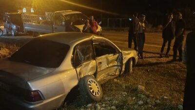 Mersin’in Erdemli ilçesinde otomobil ile kamyonetin çarpışması sonucu meydana gelen