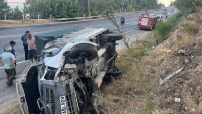 Mersin’in Bozyazı ilçesinde karşı şeride geçerek devrilen kamyonetin sürücüsü yaralandı.