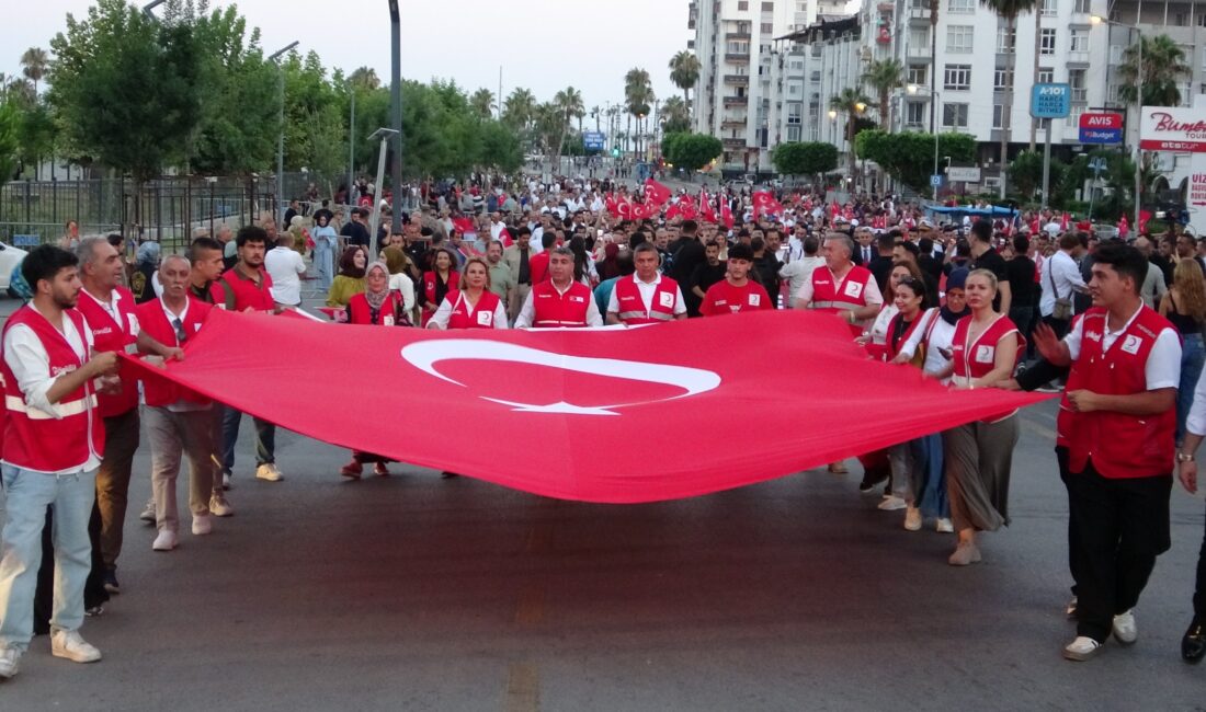 Mersin’de 15 Temmuz yürüyüşü düzenlendi, demokrasi nöbeti tutuldu Mersin’de hain darbe girişiminin 10. yıl dönümünde anma yürüyüşü düzenlenerek
