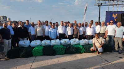 Mersin’in Erdemli ilçesinde ekmeğini denizden çıkaran 54 balıkçıya belediye tarafından
