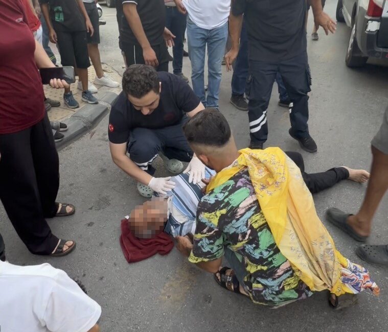 Motosikletin çarptığı yaşlı adamın eşi gözyaşlarına boğuldu Mersin’de yolun karşısına geçmeye çalışan 71 yaşındaki yaya, motosikletin çarpması