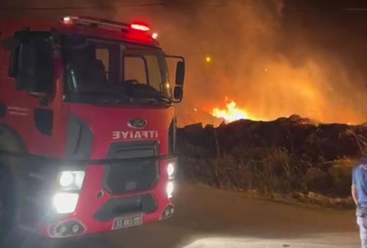 Otluk yangını orman ve itfaiye ekipleri tarafından söndürüldü Mersin’in Mut ilçesinde evlerin çevresinde otluk alanda çıkan yangın korkuturken,