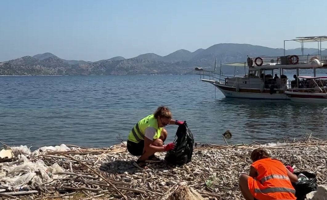 Marmaris kıyılarına vuran mikroplastikler çevrecileri harekete geçirdi Muğla’nın Marmaris ilçesinde gönüllüler tarafından gerçekleştirilen kıyı temizliğinde koylara vuran