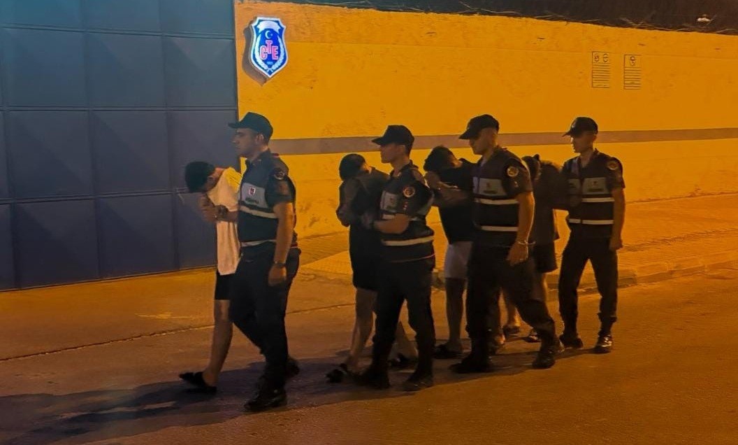 Kızkalesi’nde kimlik göstermek yerine polise karşı gelen 4 şüpheli tutuklandı Mersin‘in tatil merkezlerinden Kızkalesi’nde kimlik göstermek yerine polis karşı gelip