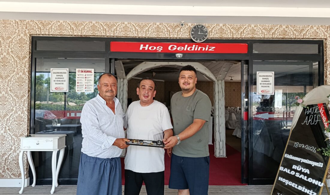 Düğün salonunda bulunan 30 bin TL değerindeki takılar sahibine ulaştırıldı Mersin’in Tarsus ilçesinde bir düğün salonunda temizlik kontrolü sırasında bulunan