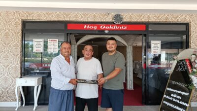 Düğün salonunda bulunan 30 bin TL değerindeki takılar sahibine ulaştırıldı Mersin’in Tarsus ilçesinde bir düğün salonunda temizlik kontrolü sırasında bulunan