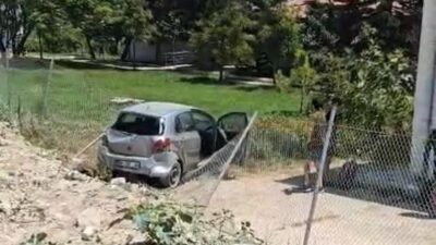 Mersin’in Erdemli ilçesinde üç aracın karıştığı zincirleme kazada bir otomobil,