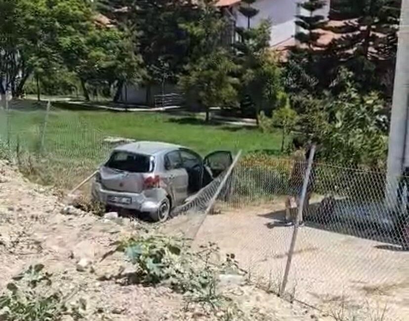 Zincirleme kazada otomobil enstitünün bahçesine düştü: 3 yaralı Mersin’in Erdemli ilçesinde üç aracın karıştığı zincirleme kazada bir otomobil,