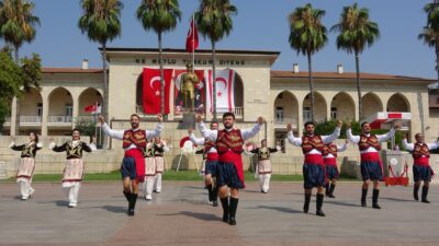 Mersin’de Kıbrıs Barış Harekatının 52. yıl dönümü törenle kutlandı Mersin‘de Kıbrıs Barış Harekatının 52. yıl dönümü dolayısıyla düzenlenen törende