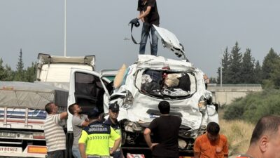 Mersin’in Tarsus ilçesi sınırlarında otoyolda tırın çarptığı hafif ticari araçta