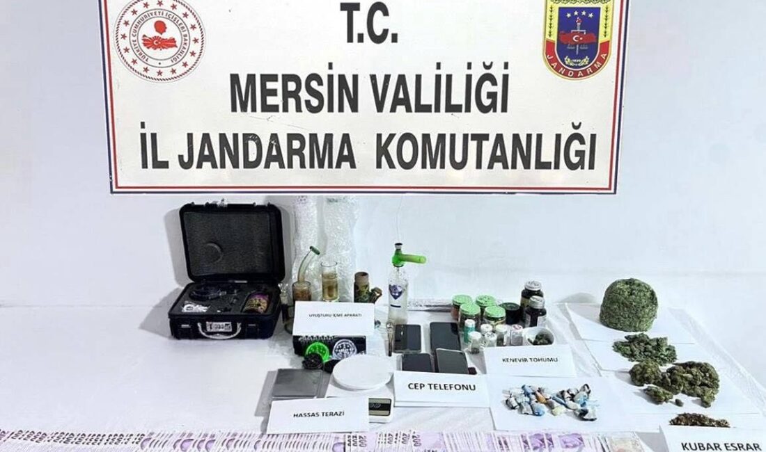 Uyuşturucu taciri 2 şüpheli yakalanıp tutuklandı Mersin‘in Silifke ilçesinde jandarma ekipleri tarafından düzenlenen operasyonda 1 kilo