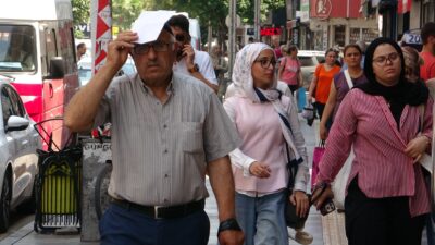 Mersin’de etkisini artıran sıcak hava nedeniyle vatandaşlar serinlemek için sahilleri,