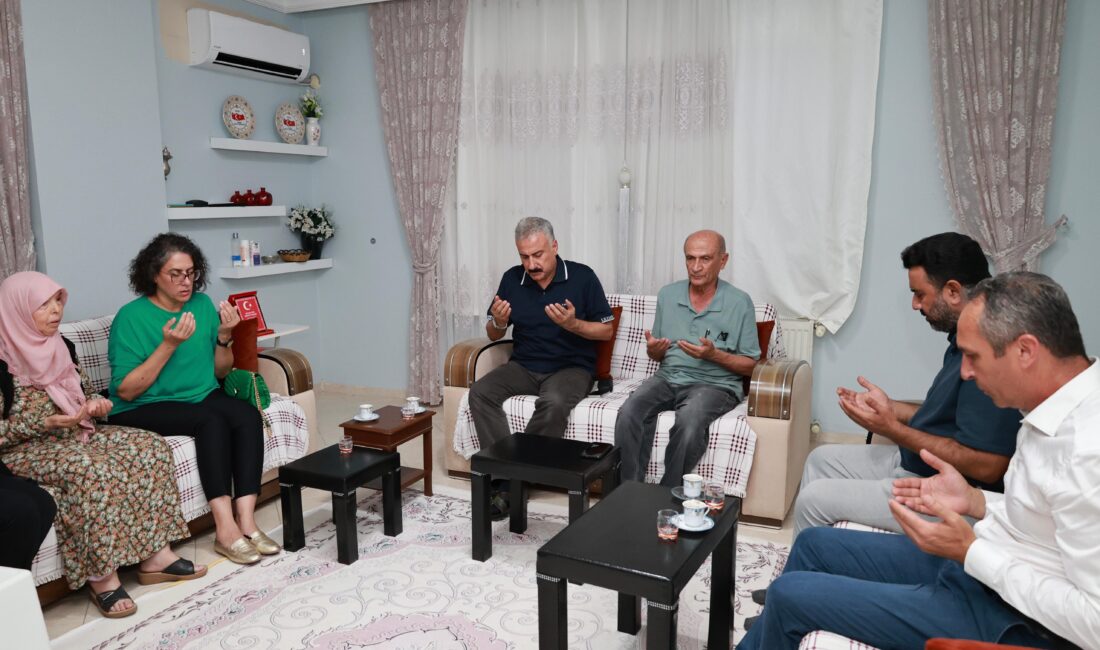 Mersin İl Emniyet Müdürü Fahri Aktaş ile eşi Nuray Aktaş,